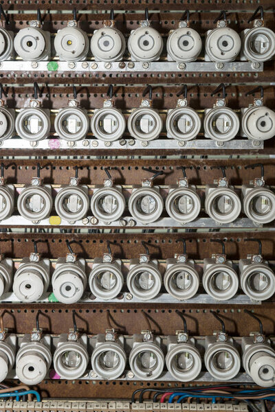 Старая электрощитовая коробка с фарфоровыми предохранителями
