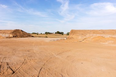 Sel karşı korumak için bir baraj inşaatı
