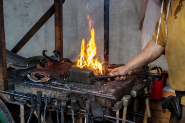 Alev arka plan ile tarihi demirci dükkanı