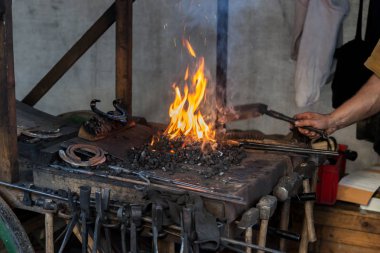 Alev arka plan ile tarihi demirci dükkanı