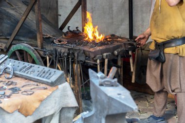 Alev arka plan ile tarihi demirci dükkanı