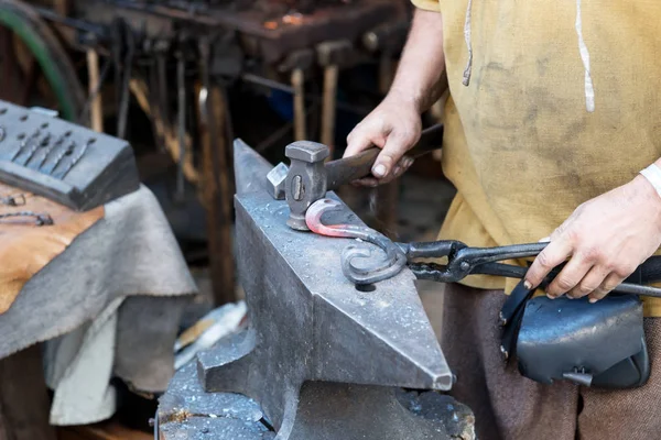 Herrero Trabaja Metal Brillante Yunque — Foto de Stock