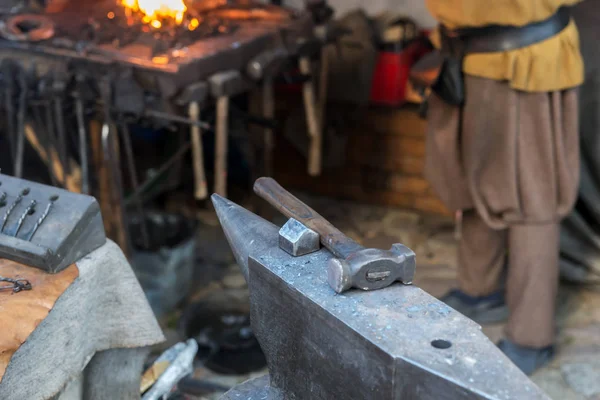 Marteau Repose Sur Enclume Dans Atelier Forgeron — Photo