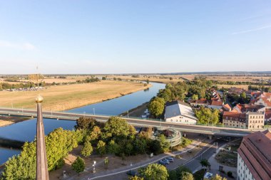 Torgau, Saksonya, Almanya Köprüsü ve nehir Elbe görünümünü