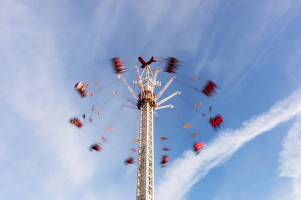 Menschen Hoch Der Luft Auf Einem Karnevalsfest Mit Wolken Und — Stockfoto