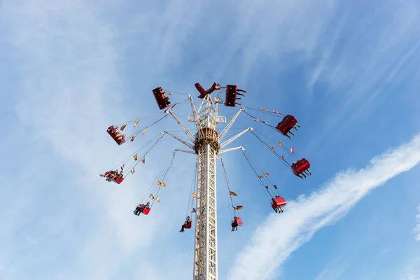 Människor Ridning Högt Upp Luften Karneval Festival — Stockfoto