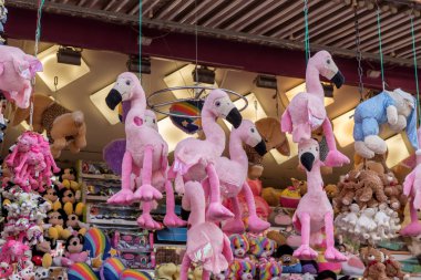 Renkli yumuşak oyuncaklar çocuklar için bir pazar dizeleri asılı