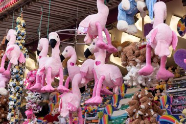 Renkli yumuşak oyuncaklar çocuklar için bir pazar dizeleri asılı