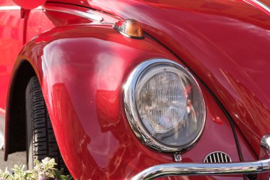 Dönüş sinyalleri ve farlar. Kırmızı renkli araba önden görünümü