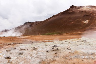 İzlanda'daki jeotermal alan Hverir. İzlanda'daki turistik ve doğal