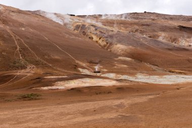 İzlanda'daki jeotermal alan Hverir. İzlanda'daki turistik ve doğal