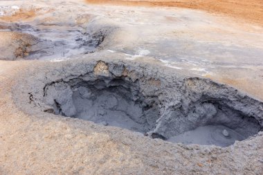 İzlanda'daki jeotermal alan Hverir gri sıcak çamur tencere