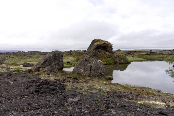 Zlanda Daki Çeşitli Volkanik Kaya Oluşumları Ile Lake Myvatn Görmek — Stok fotoğraf