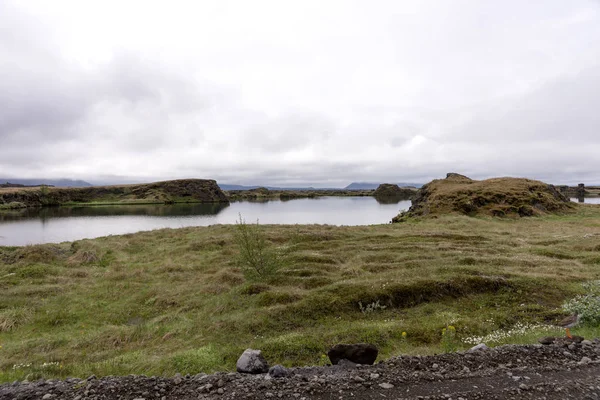 Vista Del Lago Myvatn Con Varias Formaciones Rocosas Volcánicas Islandia —  Fotos de Stock