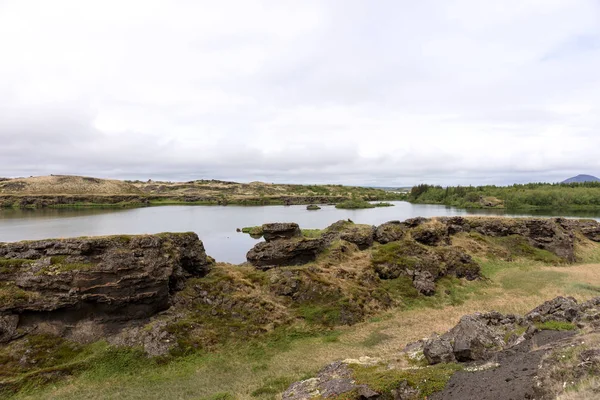 Vista Lago Myvatn Com Várias Formações Rochosas Vulcânicas Islândia — Fotografia de Stock