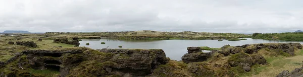 Panoramatický Pohled Jezera Myvatn Různými Sopečných Skalních Útvarů Islandu — Stock fotografie