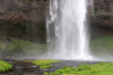 Seljalandsfoss şelale. İzlanda'nın muhteşem turistik