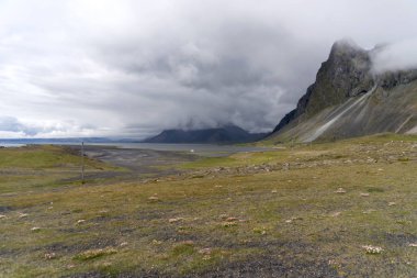 Dramatik gökyüzü ve bulutlar tipik İzlanda dağlar yukarıda. Muhteşem manzara