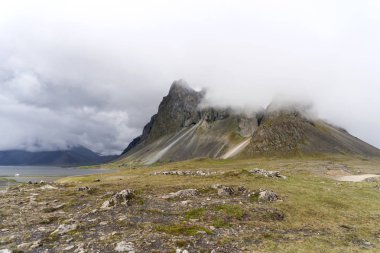 Dramatik gökyüzü ve bulutlar tipik İzlanda dağlar yukarıda. Muhteşem manzara