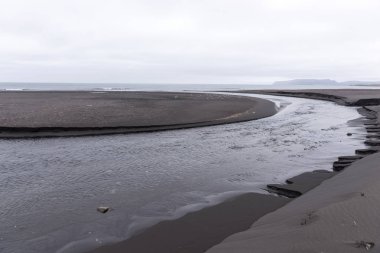 İzlanda'daki doğal siyah kum plaj