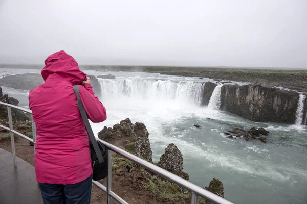 Kobieta Jest Fotografowanie Słynny Wodospad Godafoss Pochmurny Dzień Islandii — Zdjęcie stockowe