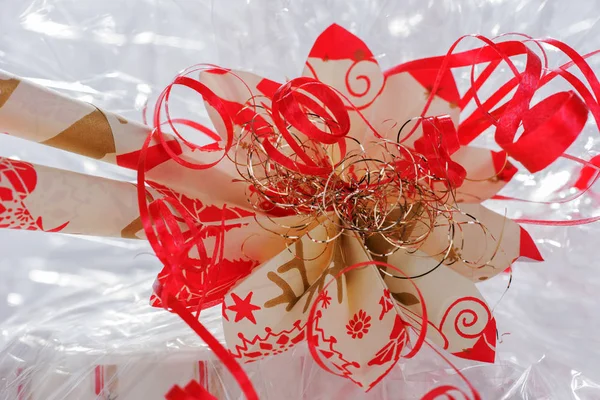 Closeup Χριστουγεννιάτικο Δώρο Κόκκινο Φιόγκο Χριστουγεννιάτικο Φόντο — Φωτογραφία Αρχείου