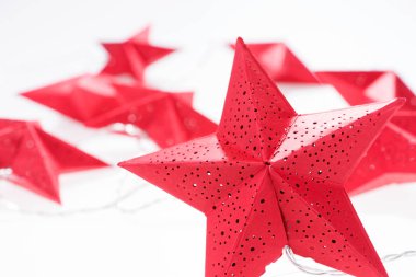 Bir peri ışıkları üzerinde beyaz izole kırmızı Noel yıldız