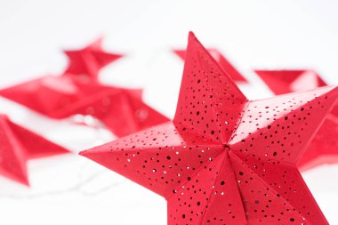 Bir peri ışıkları üzerinde beyaz izole kırmızı Noel yıldız