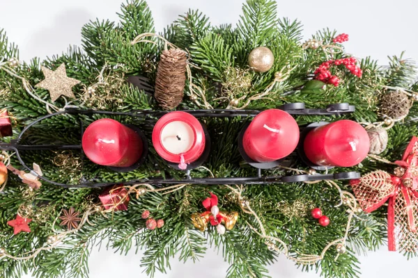 Vier Rote Adventskerzen Mit Weihnachtsdekoration — Stockfoto