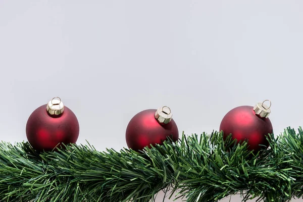 Guirnalda Navidad Con Bolas Rojas Navidad Decoración Navidad —  Fotos de Stock