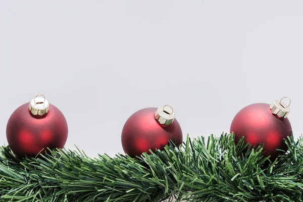 Kerst Slinger Met Rode Kerstballen Kerstdecoratie — Stockfoto