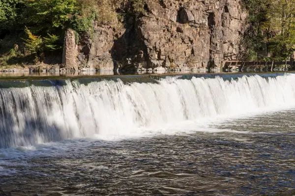 Schöne Szene Eines Bergwasserfalls Mit Steinkaskade — Stockfoto