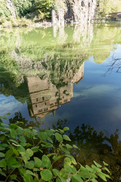 Historiska Slottet Heter Kriebstein Reflektion Floden Sachsen Tyskland — Stockfoto