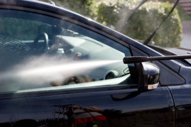 Temizlik siyah araba, araba bakım kavramı - yüksek basınçlı su altında yıkama araba