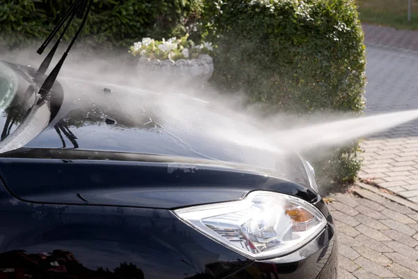 Reinigung Des Schwarzen Autos Auto Pflegekonzept Autowäsche Unter Hochdruckwasser — Stockfoto