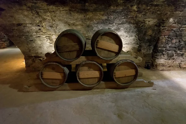 Velhos Barris Vinho Madeira Cofre Adega — Fotografia de Stock