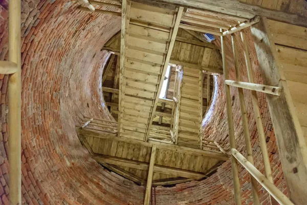 Holztreppe Einem Runden Steinturm — Stockfoto