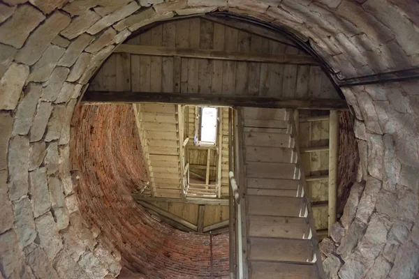 Ξύλινη Σκάλα Ένα Στρογγυλό Πέτρινο Πύργο — Φωτογραφία Αρχείου