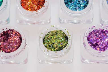 Farklı renkli pırıltılar şeffaf kavanoz