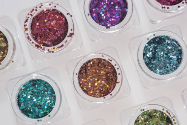 Farklı renkli pırıltılar şeffaf kavanoz