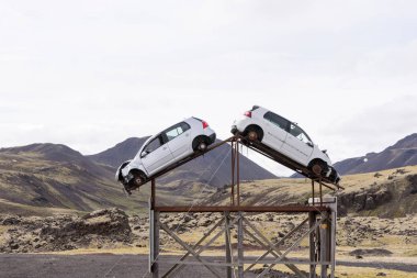 Dikkat, kaza riski arttı. İzlanda'daki yol üzerinde iki kaza araba