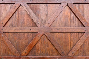 Doku düz ve çapraz ahşap şeritler ile kahverengi ahşap bir kapı ile