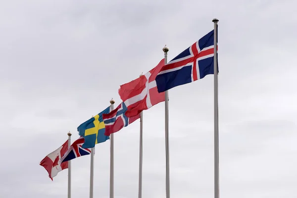 アイスランド デンマーク ノルウェー スウェーデン イギリス カナダからのフラッグ ポールのフラグ — ストック写真