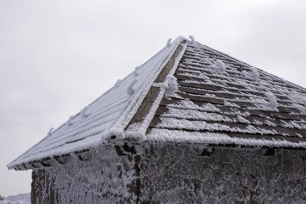 Snow Covered Roof Old Wooden House — Stock Photo, Image