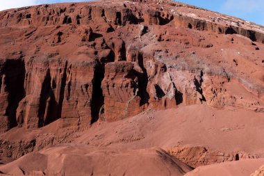 Kırmızı dağ duvar Lanzarote Adası. Kanarya Adaları. İspanya