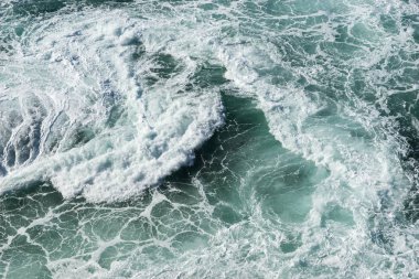 Deniz su sıçrama köpüklü dalga ile. Su yüzey dokusu