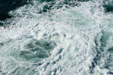 Deniz su sıçrama köpüklü dalga ile. Su yüzey dokusu