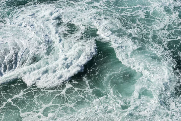 Salpicaduras Agua Mar Con Olas Espumosas Textura Superficie Agua — Foto de Stock