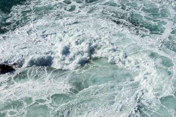 Salpicaduras Agua Mar Con Olas Espumosas Textura Superficie Agua — Foto de Stock