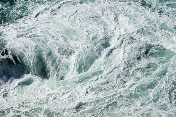 Salpicaduras Agua Mar Con Olas Espumosas Textura Superficie Agua — Foto de Stock